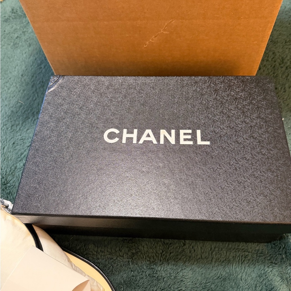 CHANEL Black and Cream Floral Sandals - Picture 8 of 9